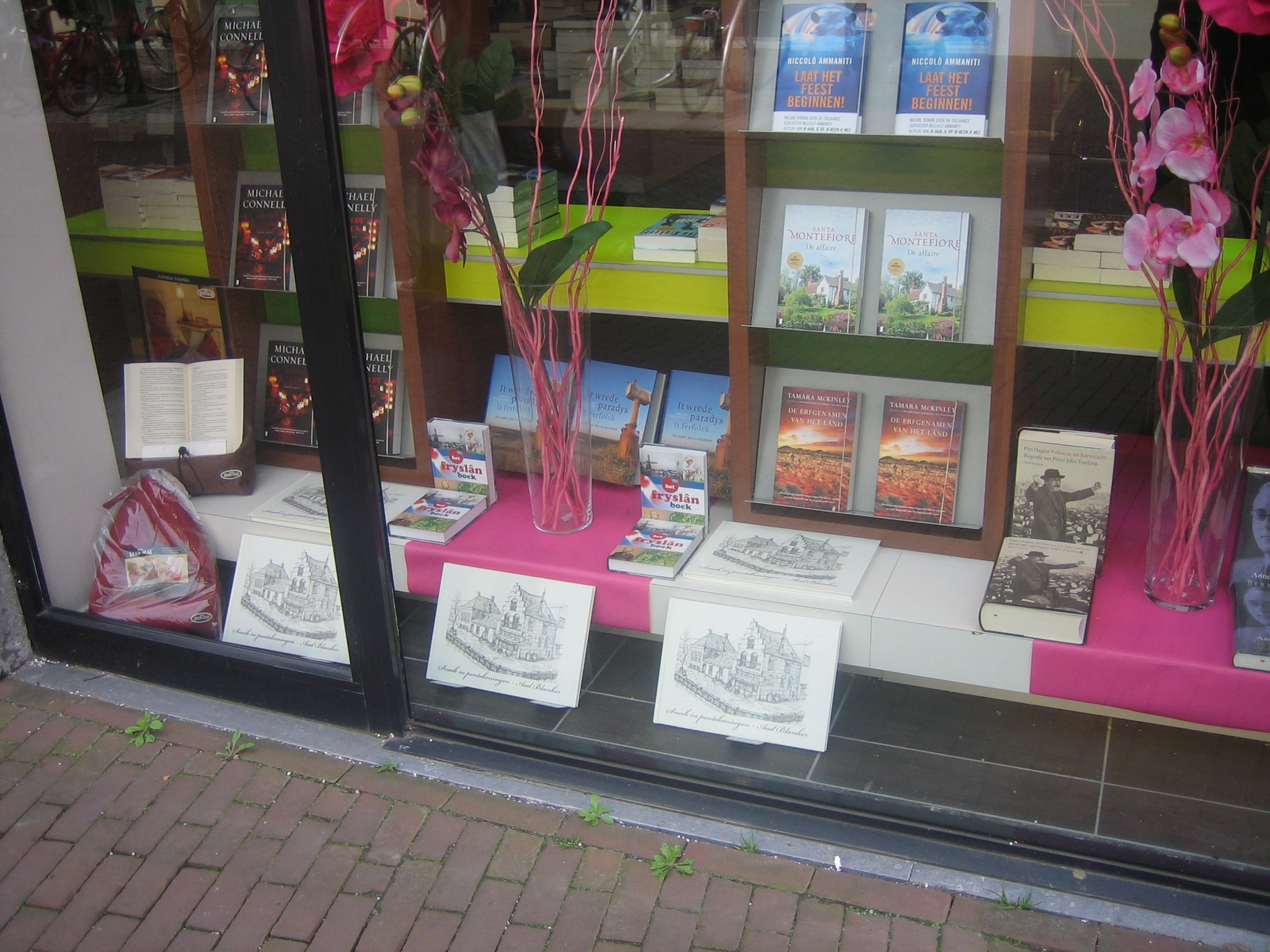 Etalage Bokandel van der Velde in Sneek